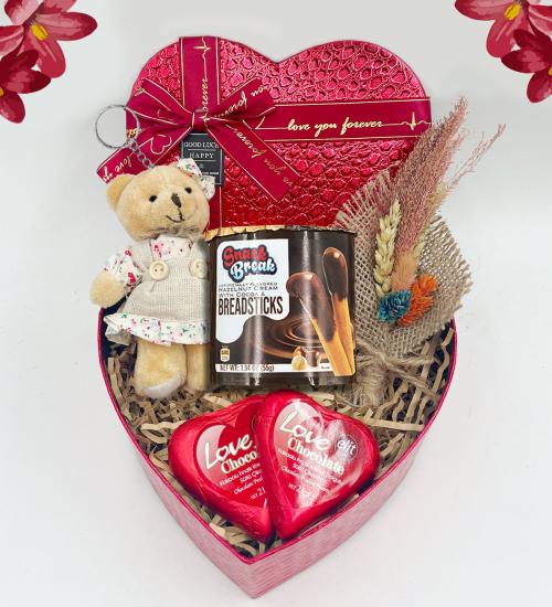 Kalp Kutuda Ayıcıklı Anahtarlık,BreadSticks,Çikolata,Çiçek Hediye Seti