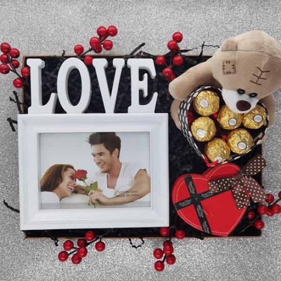 Fotoğraflı Love Çerçeve ile Kalp Kutu Tutan Ayıcıklı Çikolata Hediye Seti