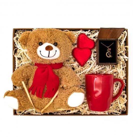 Kırmızı Kupa, Kişiselleştirilebilir  Ahşap Kutuda Altın Renk Balonlu Kız Kolyesi, Peluş Ayı ve Kalp Çikolata Hediye Seti