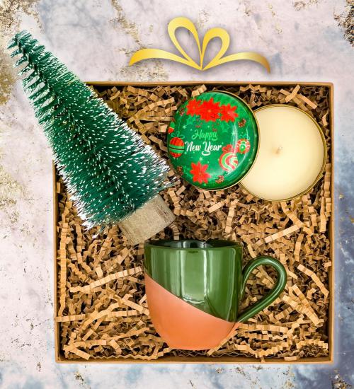 Yeşil Toprak Kupa &Mini Yılbaşı Ağacı (18 cm) & Yılbaşı Temalı Mum