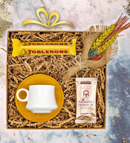 Bambu Altlıklı Beyaz Fincan & Kurutulmuş Çiçek & Toblerone ve Kahve